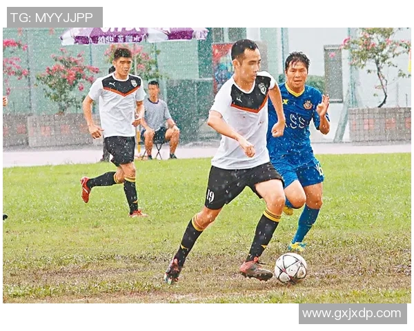 温暖如星照亮绿茵场足球巨星的光辉与真情守护 温暖如星照亮绿茵场足球巨星的光辉与真情守护