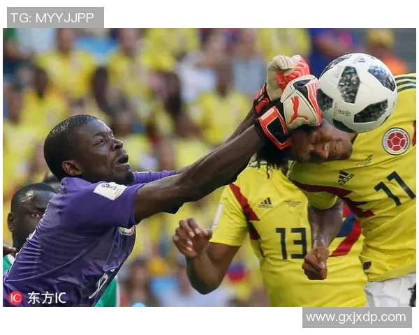 足球球星捡球瞬间的精彩背后:他们如何在赛场上展现独特的反应与敏捷 足球球星捡球瞬间的精彩背后:他们如何在赛场上展现独特的反应与敏捷